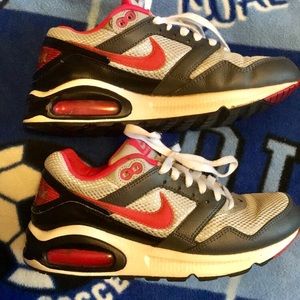 Woman’s NIKE AIR MAX - size 7💝